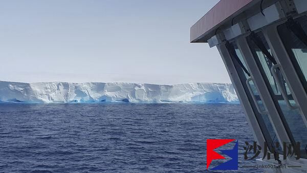 英国科考船在南极与世界上最大的冰山擦肩而过